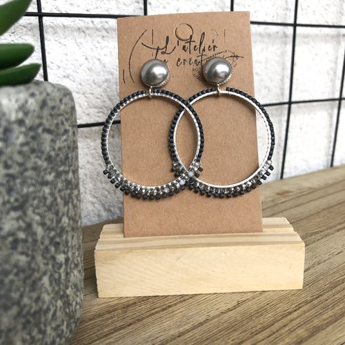 Clous d'oreilles en métal argenté avec cabochon nacré gris