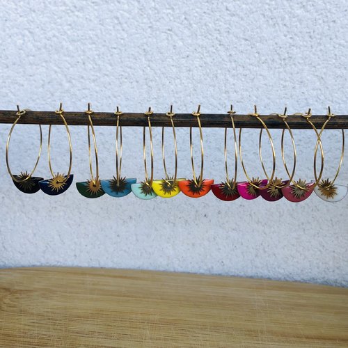 Créoles dorées et sequin émaillé demi-lune avec breloque soleil