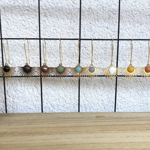 Dormeuses fil doré à l'or fin pendentif soleil et cabochon pierre