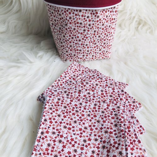 Panière et lingettes motifs petites fleurs bordeaux