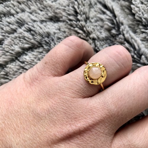 Bague en métal doré à l'or fin avec cabochon en quartz rose