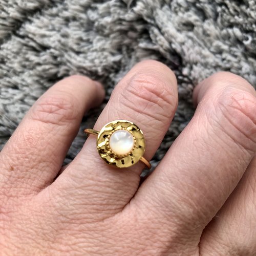 Bague en métal doré à l'or fin avec cabochon en nacre
