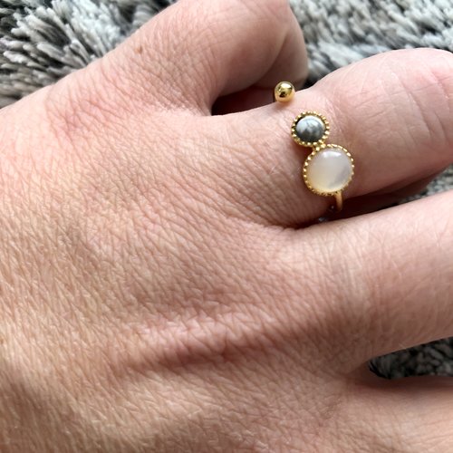 Bague doré à l'or fin avec cabochons en pierre semi-préciseuse nacre et howlite