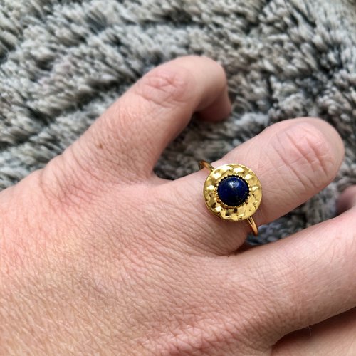 Bague en métal doré à l'or fin avec cabochon en lapis-lazuli
