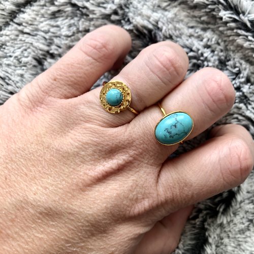 Bague en métal doré à l'or fin avec cabochon en turquoise
