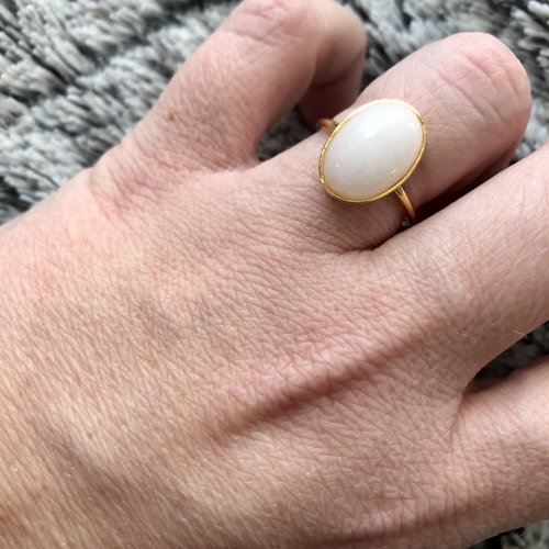 Bague en métal doré à l'or fin avec cabochon en agate blanc