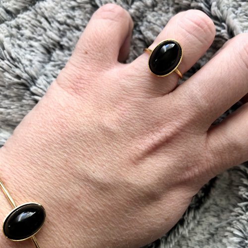 Bague en métal doré à l'or fin avec cabochon en agate noir