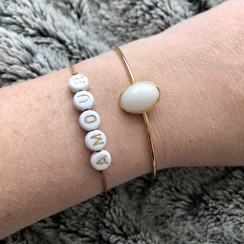Bracelet / jonc en métal doré à l'or fin avec cabochon agate blanc