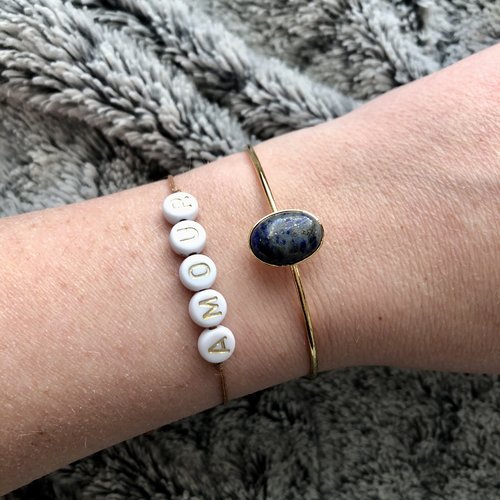 Bracelet / jonc en métal doré à l'or fin avec cabochon bleu gris