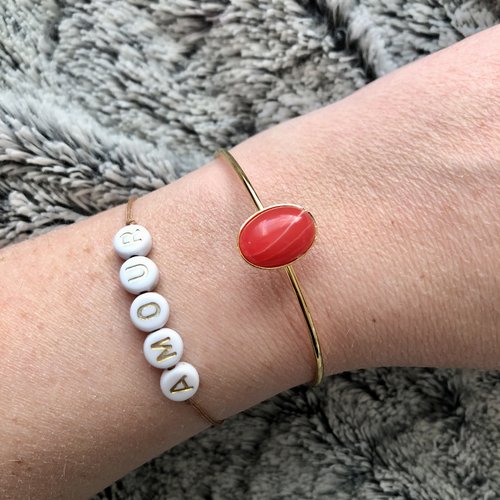 Bracelet / jonc en métal doré à l'or fin avec cabochon agate saumon