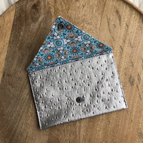 Pochette enveloppe en simili cuir grainé argenté et tissus en coton motifs géométriques