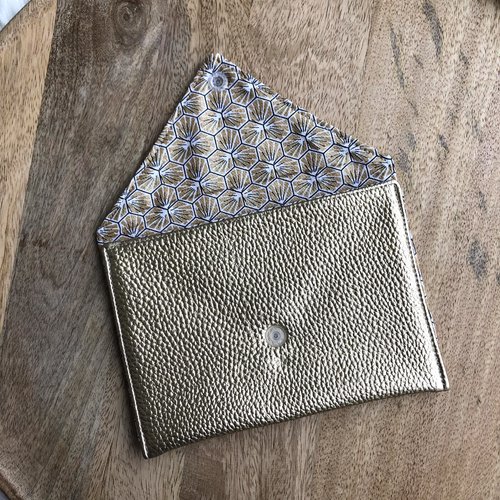 Pochette enveloppe en simili cuir grainé doré et tissus en coton riad