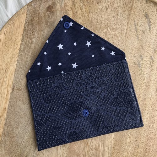Pochette enveloppe en simili cuir croco bleu marine et coton motifs étoiles