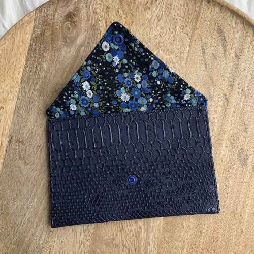 Pochette enveloppe en simili cuir croco bleu marine et coton motifs fleuris