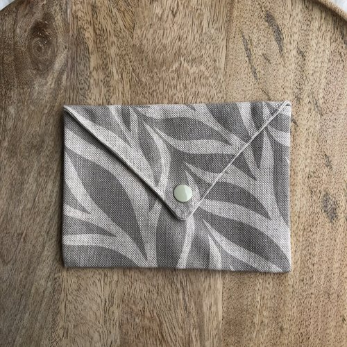 Pochette enveloppe en toile de coton motifs feuillage beige