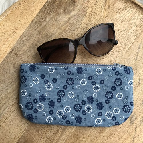 Trousse / étui à lunettes en coton imprimé motifs fleuris fond bleu denim