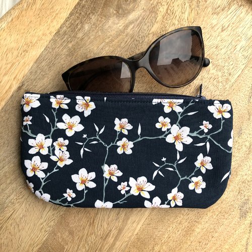 Trousse / étui à lunettes en coton imprimé fleurs d'amandier sur fond marine