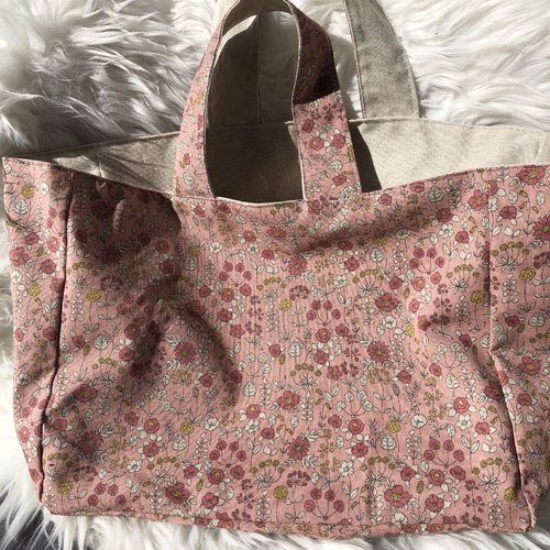 Sac / cabas en toile de coton à motifs fleuris rose