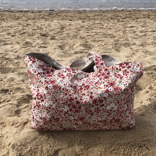 Sac / cabas en toile de coton aspect lin à motifs fleuris ton rouge