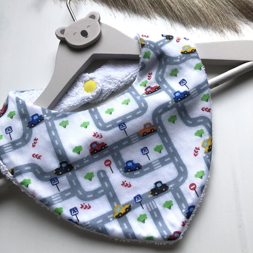 Joli bandana en éponge et tissu coton motifs circuit de voitures
