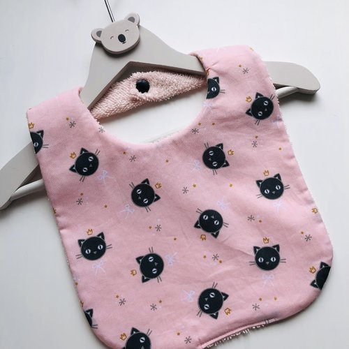 Joli bavoir en éponge et tissu coton motifs têtes de chat noir