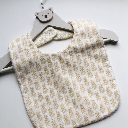 Joli bavoir en éponge et tissu coton motifs ananas dorés