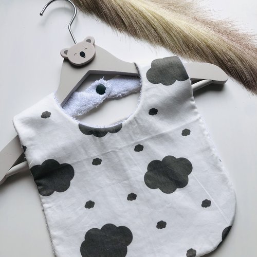 Joli bavoir en éponge et tissu coton motifs nuages