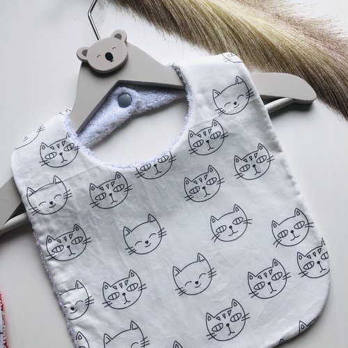 Joli bavoir en éponge et tissu coton motifs têtes de chat