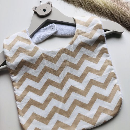 Joli bavoir en éponge et tissu coton motifs zig zag beige et blanc