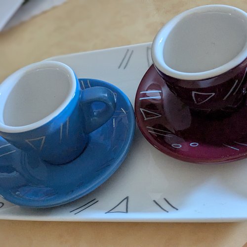 Plat à cookies et tasses expresso assortis