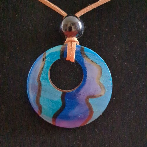 Pendentif en bois peint à la main