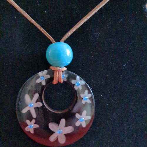 Pendentif en bois peint à la main