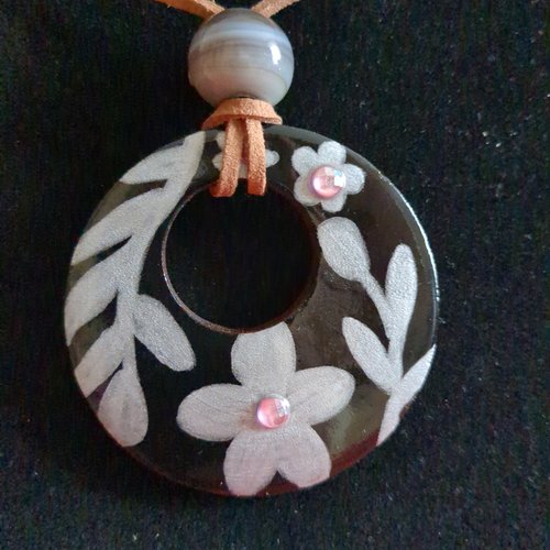 Pendentif en bois peint à la main