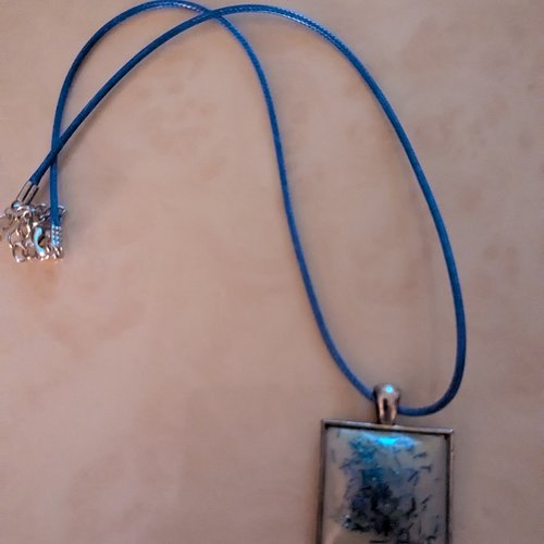 Pendentif sur cordon bleu