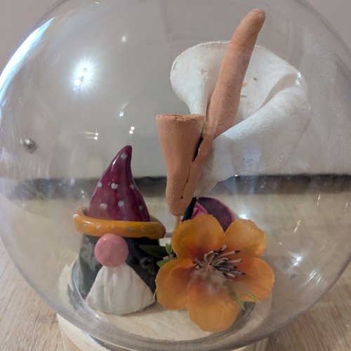 Gnome et ses fleurs en argile