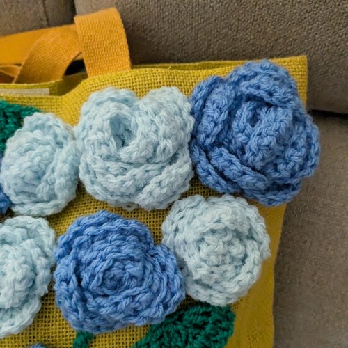 Sac en toile fleurs au crochet