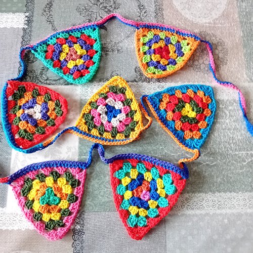 Guirlande 7 fanions, crochet granny