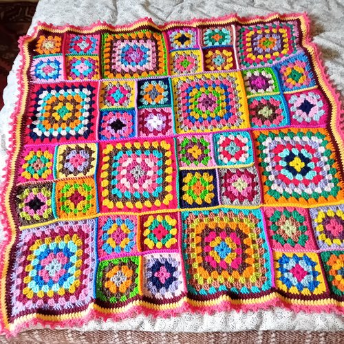 Couverture, plaid  carré granny, 80 x 80 cm