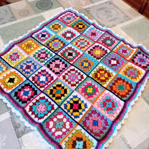 Couverture, plaid  carré granny, 75 x 75 cm, neuve
