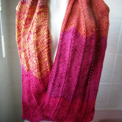 Grande écharpe à chevrons, tricotée main, rose dégradé
