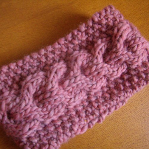 Bandeau large, cache oreilles, tricot,  motif torssades,rose