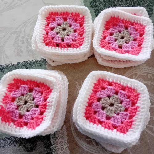 Lot de 12 carrés granny 4 tours, rose et blanc