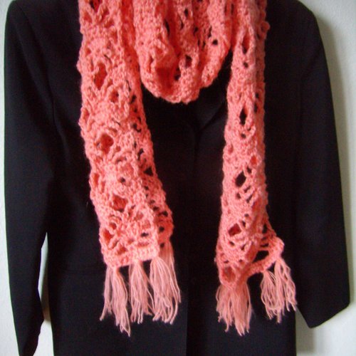 Grande écharpe, crochet main, avec franges, coloris saumon,