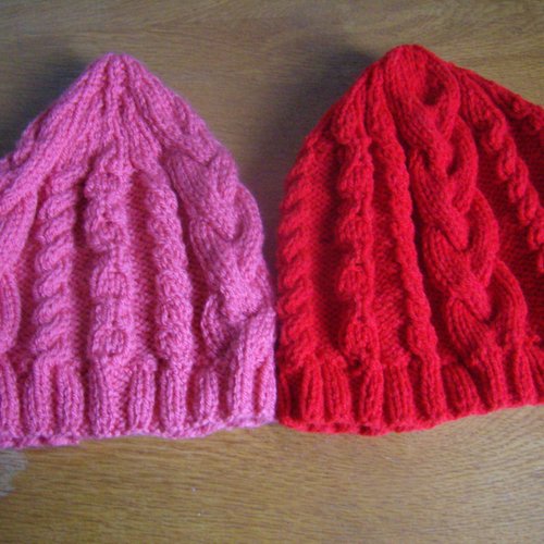 Bonnet rond, unisexe, tricot  rouge ou rose, point torsades,