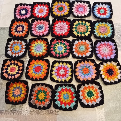 Lot de 48 carré granny, finition noire / réservé claude