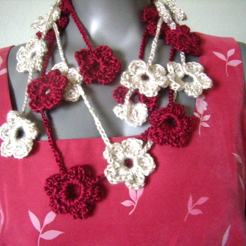 Collier de flaurs au crochet, bordeaux et beige