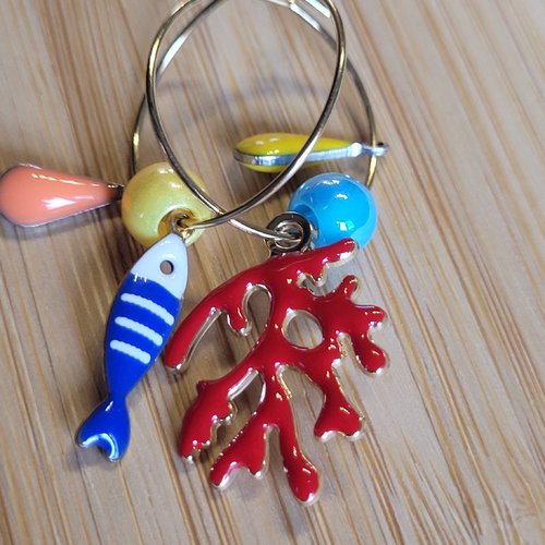 Boucles d'oreilles asymétriques, poisson à rayures, corail