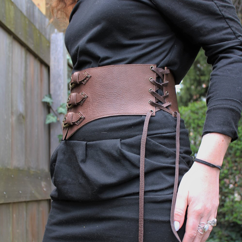 serre taille cuir medieval