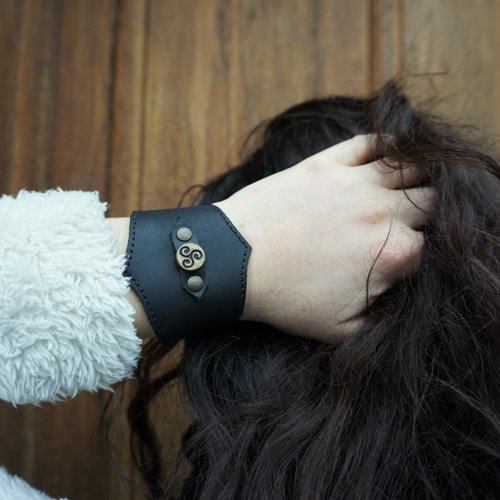Bracelet femme en cuir noir ; bracelet large  avec motif triskell ; idée cadeau celtique ; 19/100