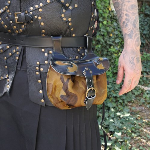 Sacoche de ceinture cuir , aumonière avec triskell ; pochette de ceinture cuir à poils ras motif camouflage